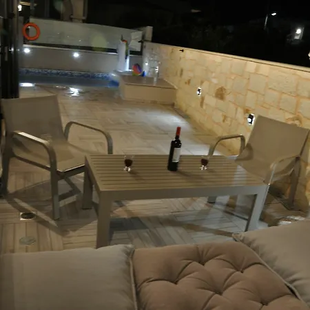 Sirocos Apartment *